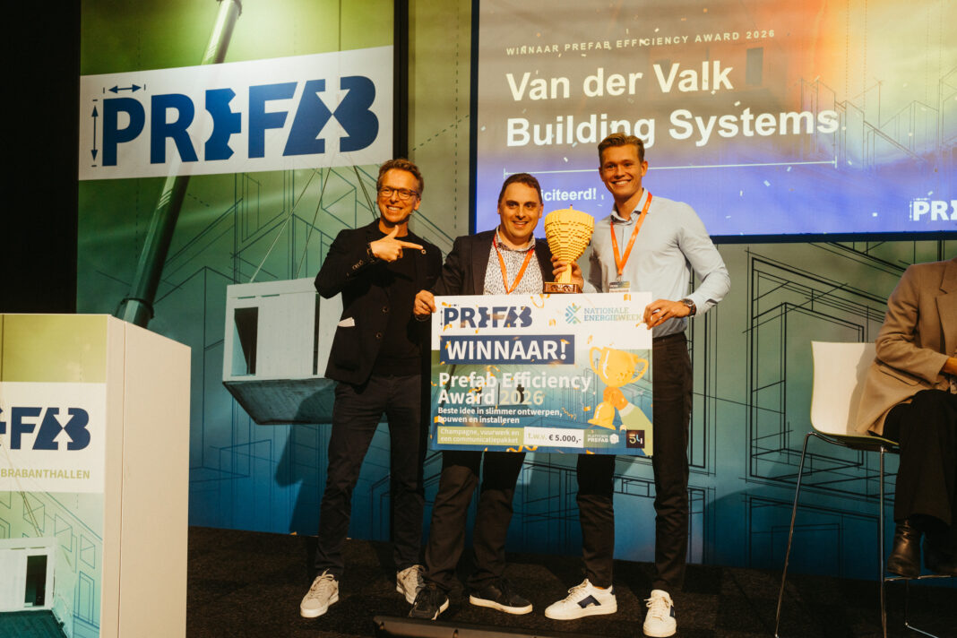 De winnaars trots op de foto. De prijs werd uitgereikt door Pablo van der Lugt (links). (foto: Mario Ruiz Photography)